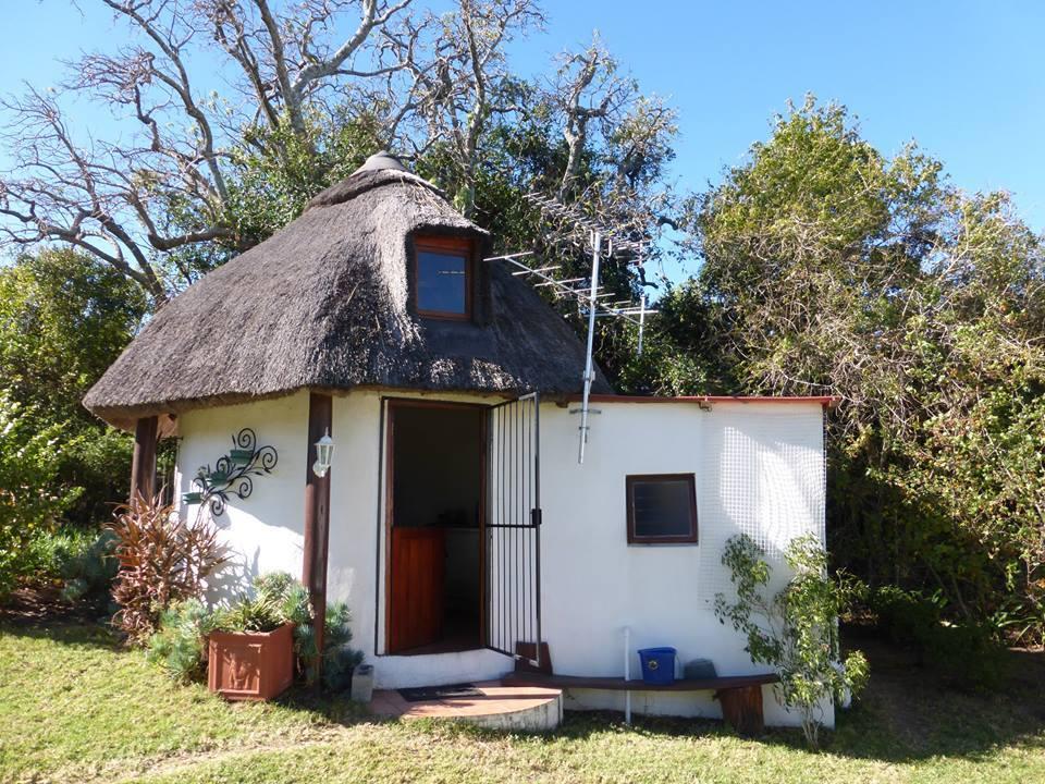 Rondavel next to Morley House via Bev Young