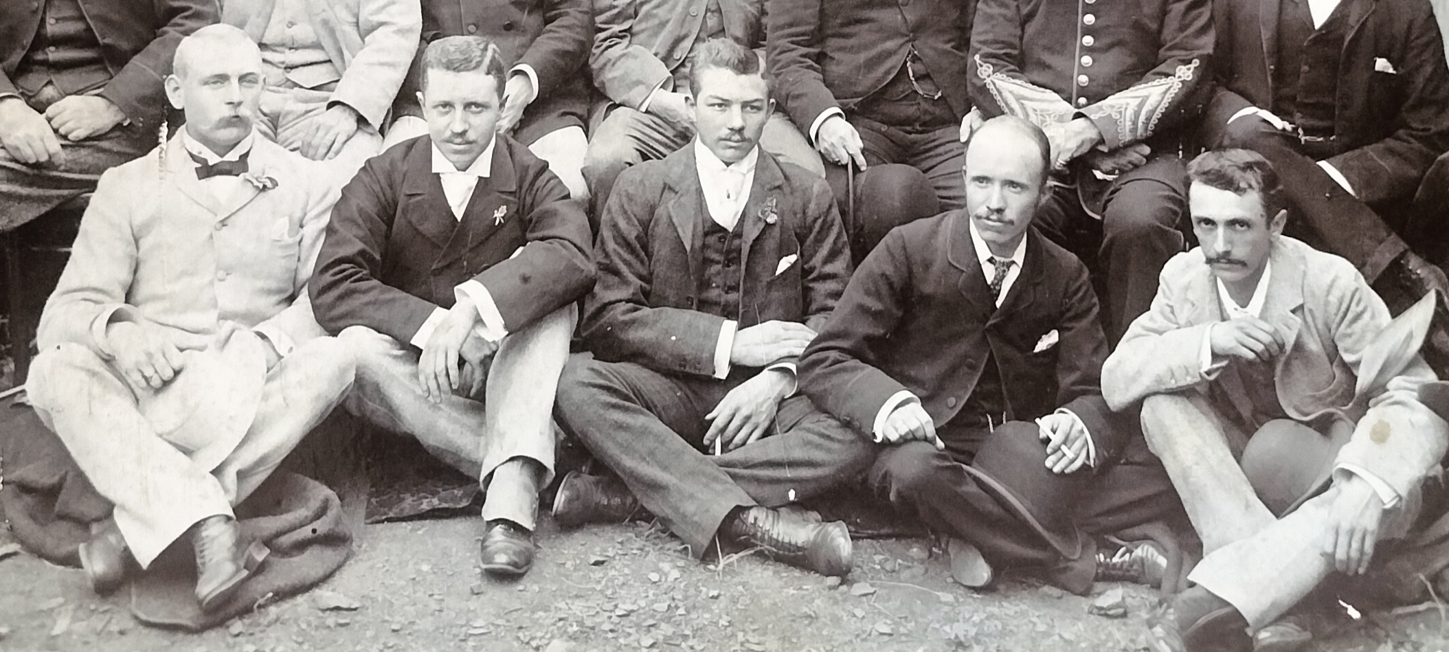 Sitters in the front row from left to right: PA Wolswijk (telegrafist), PJ de Bruyn Rensburg (name unclear/district…), J. Bodensteijn (occupation not decipherable), W. Pitt (position not decipherable) & J. Kruger/Frogen (name and occupation not decipherable)