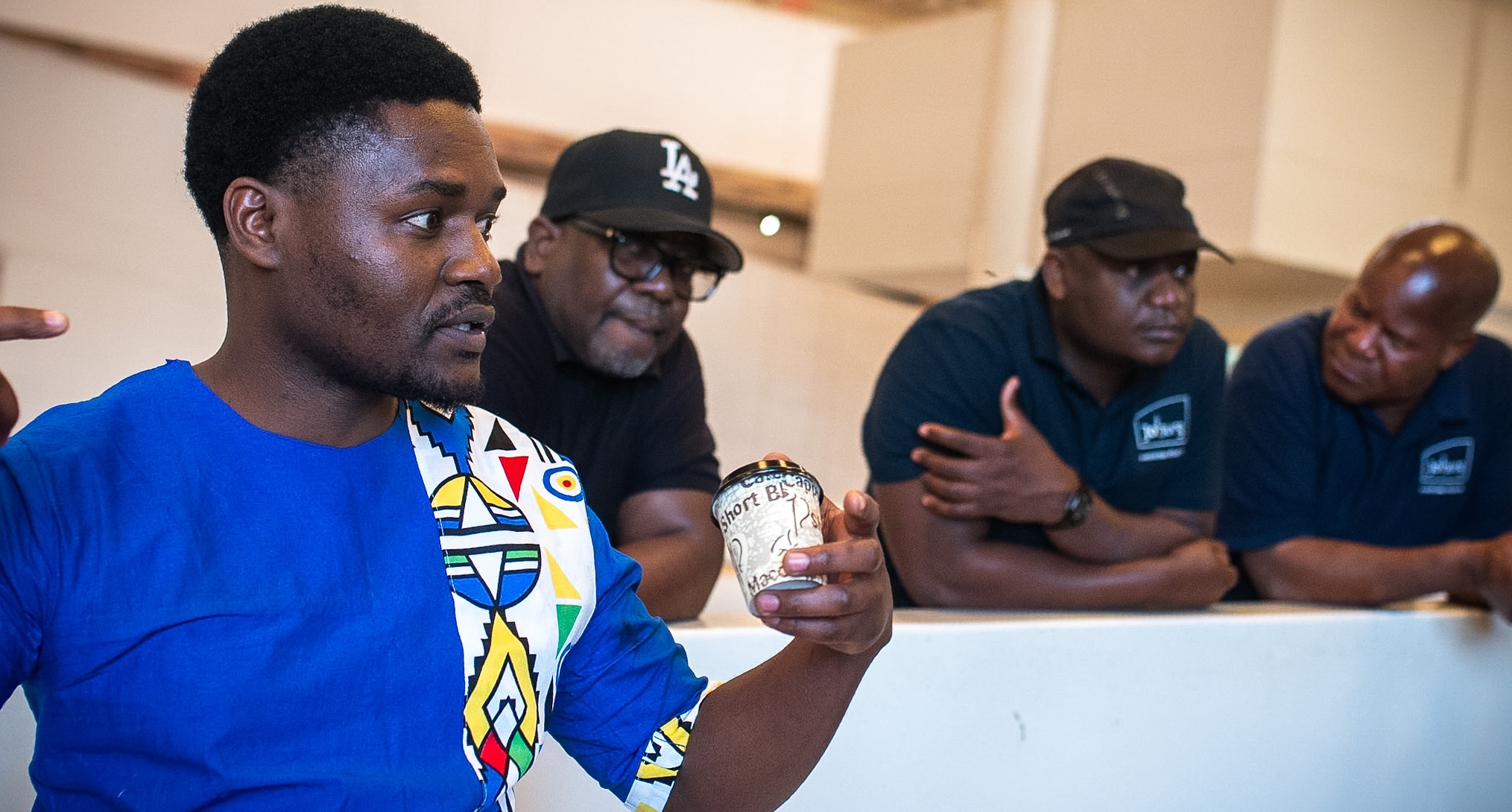 Elijah in conversation after the unveiling, with Zola Mtshiza of Museum Africa in the background (Snaps On Seventh)
