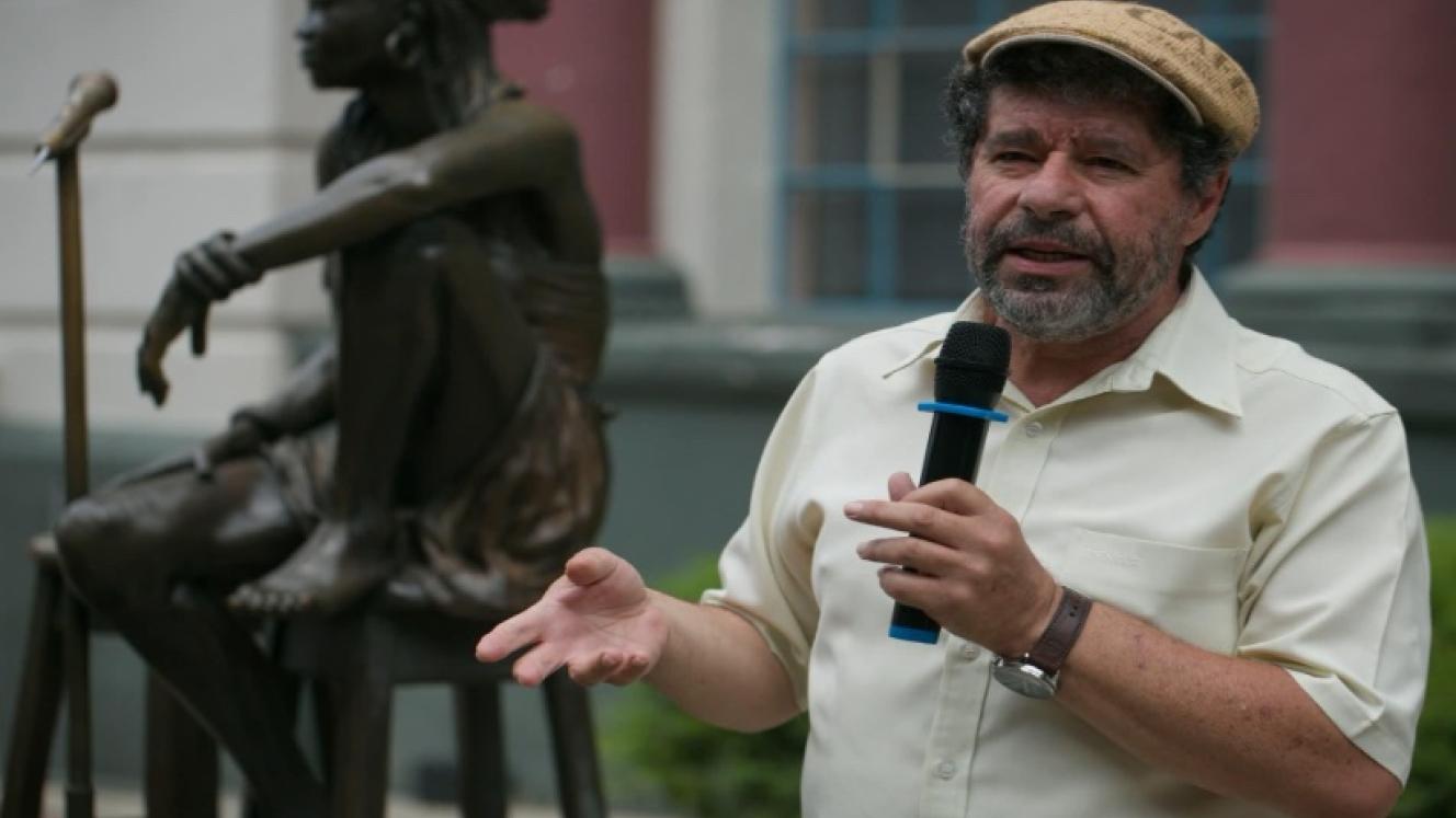 Eric Itzkin leading a cultural tour