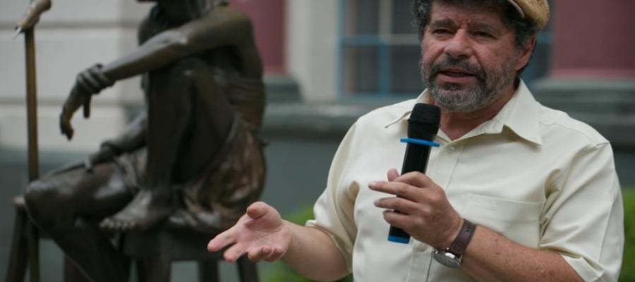 Eric Itzkin leading a cultural tour