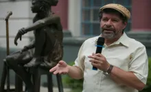 Eric Itzkin leading a cultural tour
