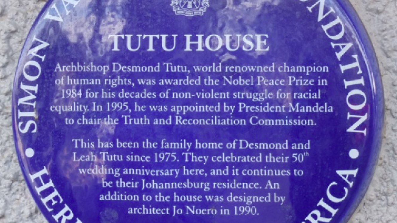 Tutu House Blue Plaque - Kathy Munro - 2011