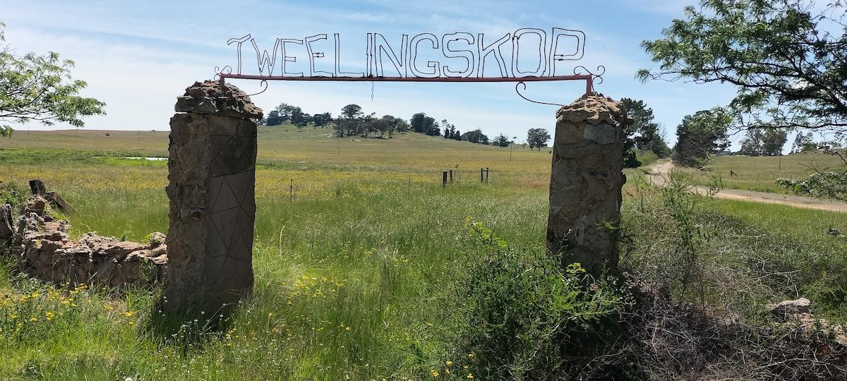 Abandoned gate between Reitz and Bethelehem via Carol Hardijzer