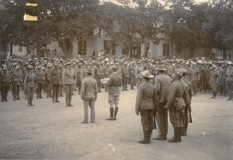 Cape Stormberg rebel (tall man between three British soldiers) during a military hearing in Colesberg. This man was allegedly sentenced to death