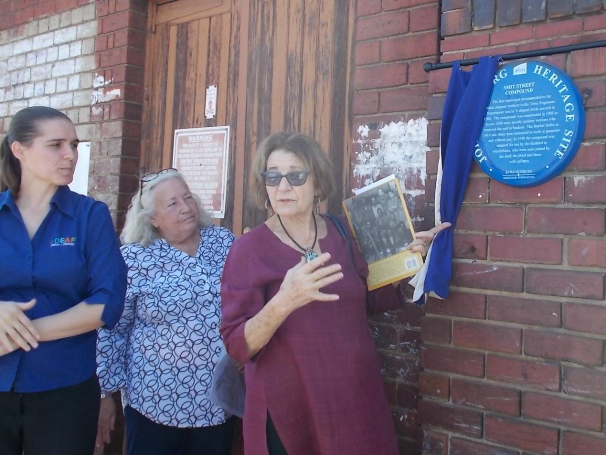 Luli Callinicos unveiling Smit Street Compound plaque - Diana Steele
