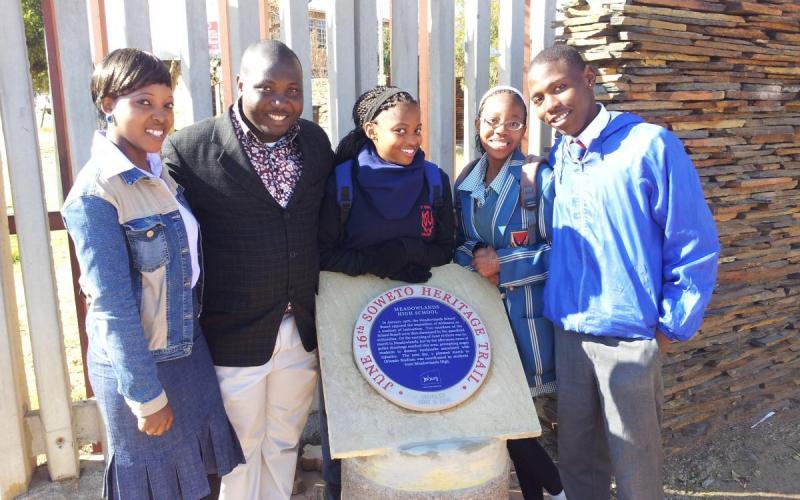 Meadowlands Blue Plaque - Heritage Portal - 2013