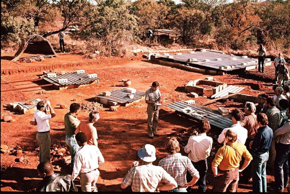 Revil Mason addressing visitors to the Toppieshoek site in 1980 - Wits Archaeological Department