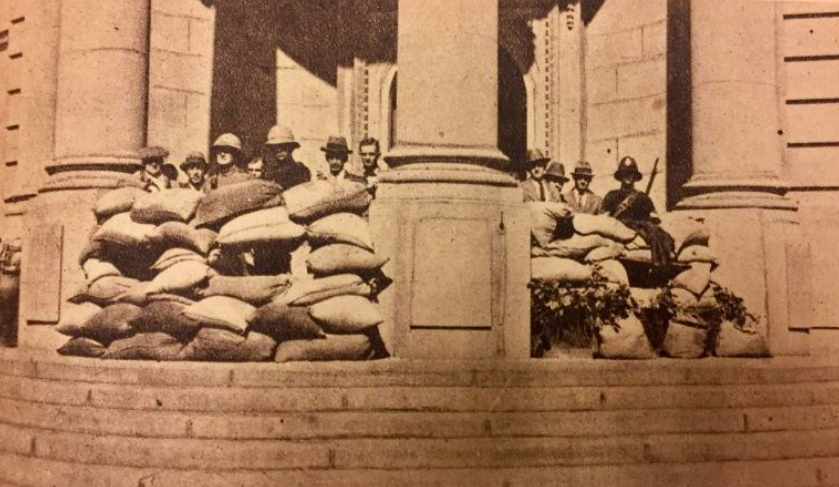 Sandbag Barrier at Johannesburg City Hall in 1922 - source unknown