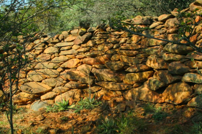 Stone walling at a late iron age site in the Magaliesberg via Andre Wedepohl