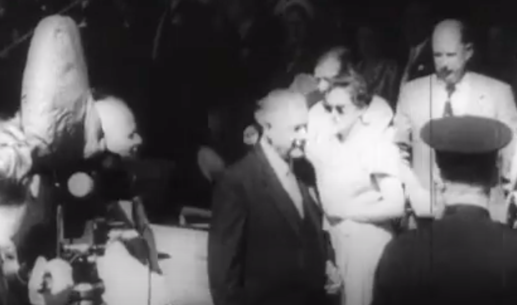 Verwoerd on his way to the stage on the day he was shot - Pathe News
