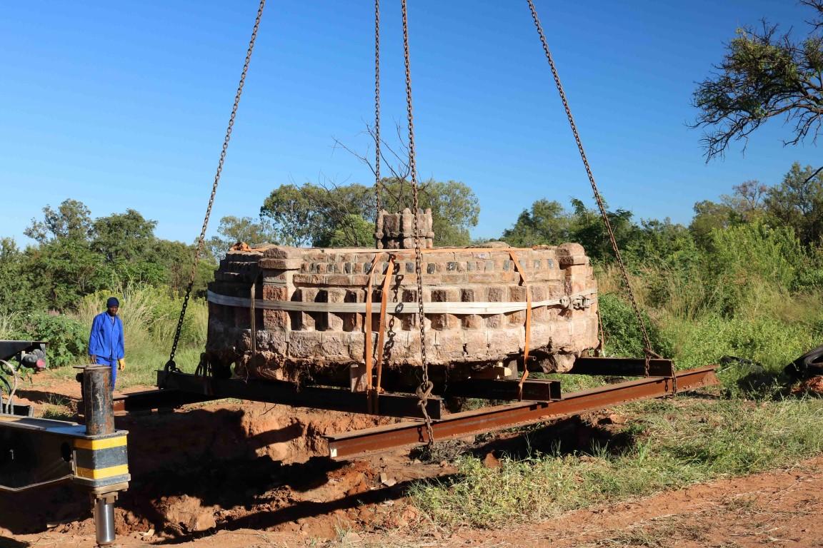 Cullinan Fountain being lifted - Cullinan Heritage Society