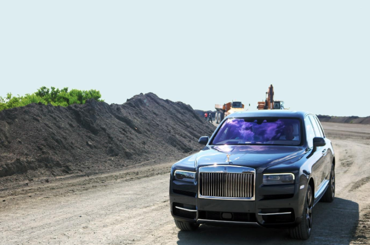 Rolls Royce on the dumps of Cullinan Mine being driven off by its new owner - John Lincoln - 2019