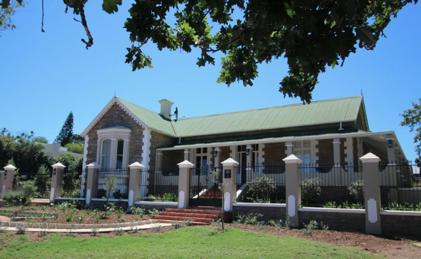 Stone home overlooking St Andrews Grahamstown - Pam Golding - February 2018